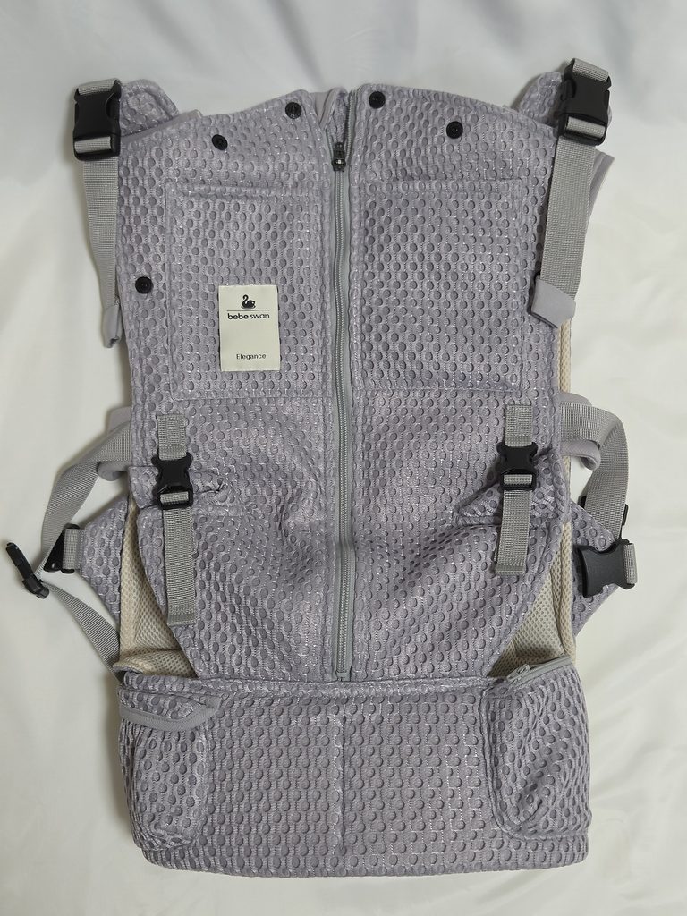 べべスワンBTベストを正面から見た様子。グレーのメッシュ素材で、中央にファスナーとbebe swanのブランドタグが付いている