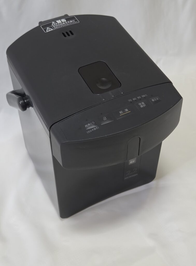 アイリスオーヤマの電気ポット IAHD-222-Bの実機写真
