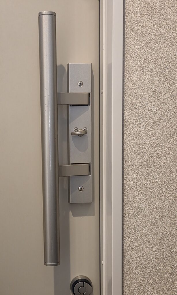 玄関ドアのサムターンとノブが一体型になっている金具