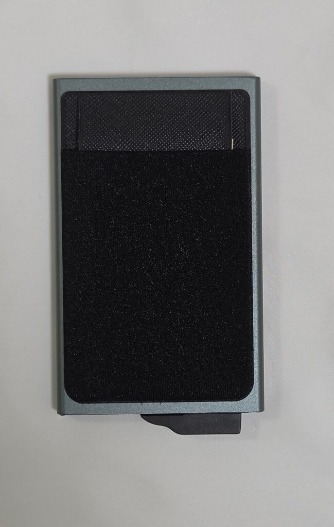 Zepirion Quick Wallet Pocketの背面。アルミ本体に黒い布製のポケットが貼り付けられており、紙幣を収納できる